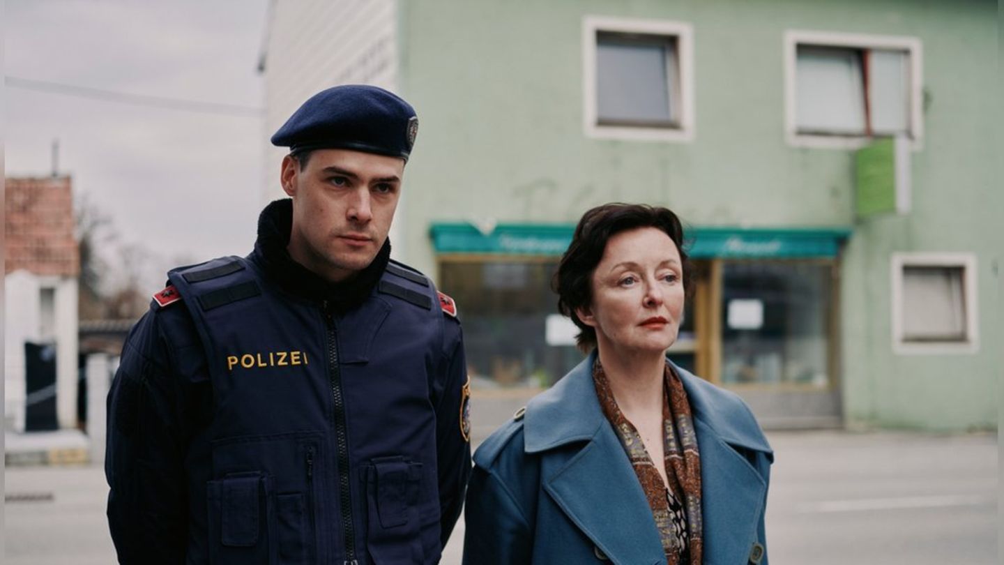 "Landkrimi: Acht": Patrick Brandl (Thomas Prenn, l.) und Marion Geyer (Regina Fritsch) ermitteln in einem Mordfall.