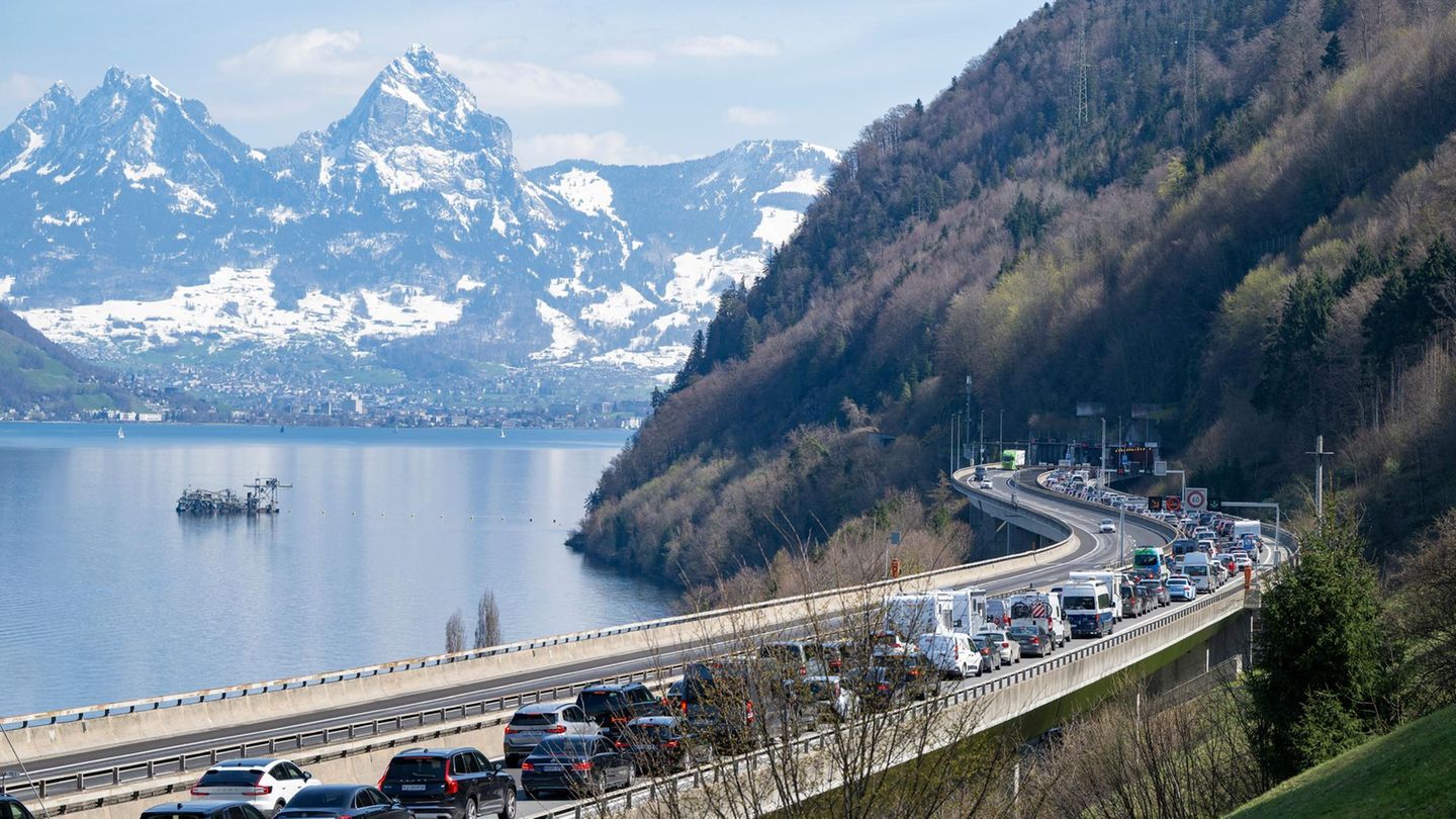 Auf einer Autobahn staut sich der Verkehr vor dem Gotthardtunnel in der Schweiz