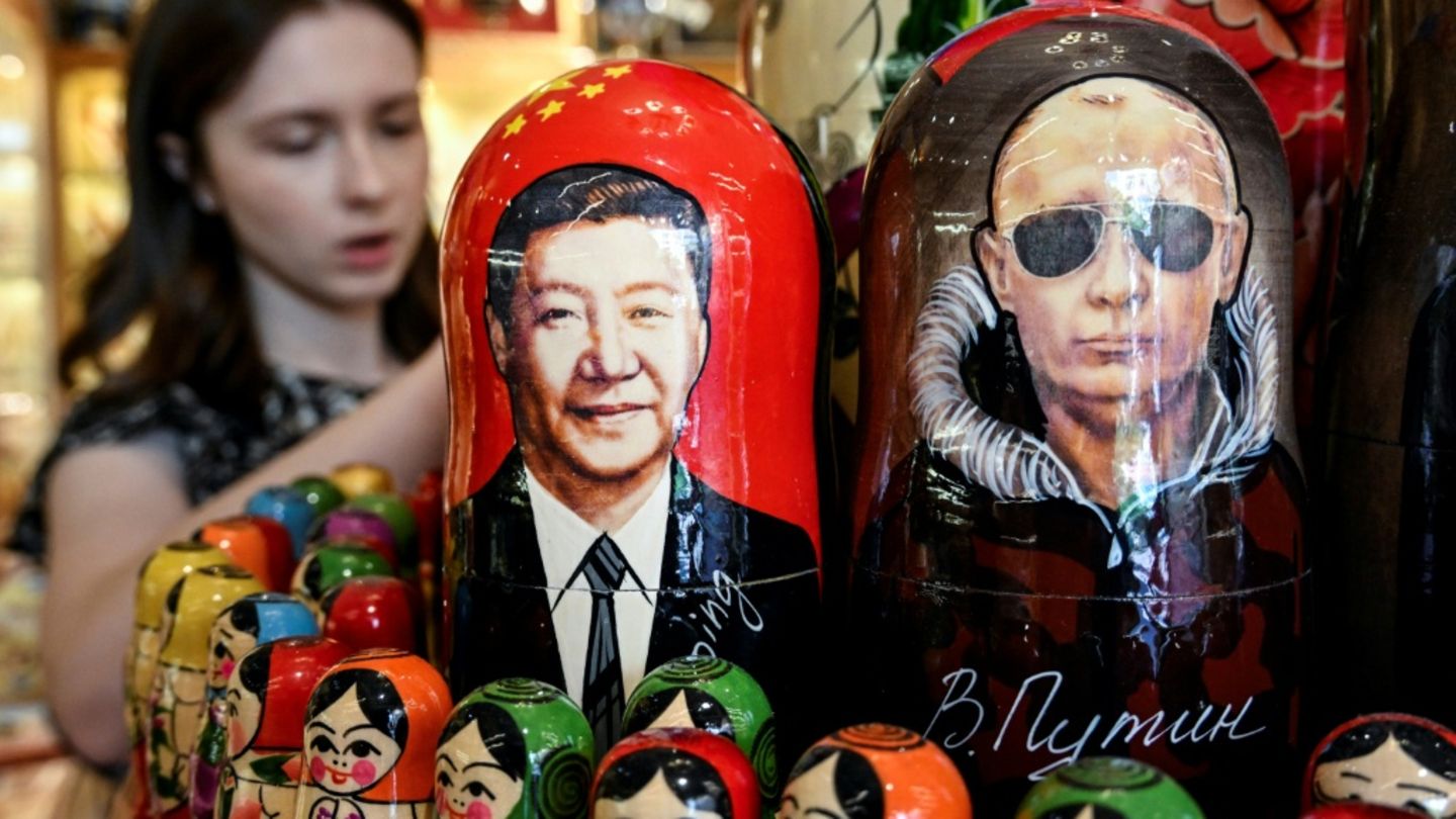 Puppen mit den Porträts von X und Putin