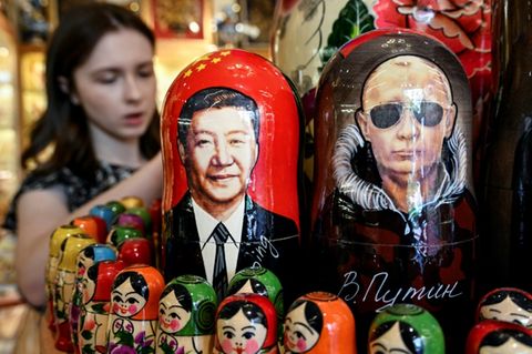 Puppen mit den Porträts von X und Putin