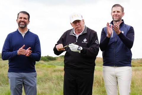 Donald Trump nimmt mit Donald Trump Jr. und Eric Trump an der Eröffnung des Trump International Golf Links teil