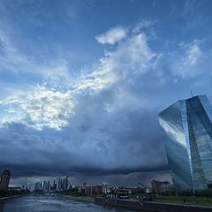 Am Mittwoch werden in Hessen Wolken und Regenschauer erwartet. (Symbolbild) Foto: Boris Roessler/dpa