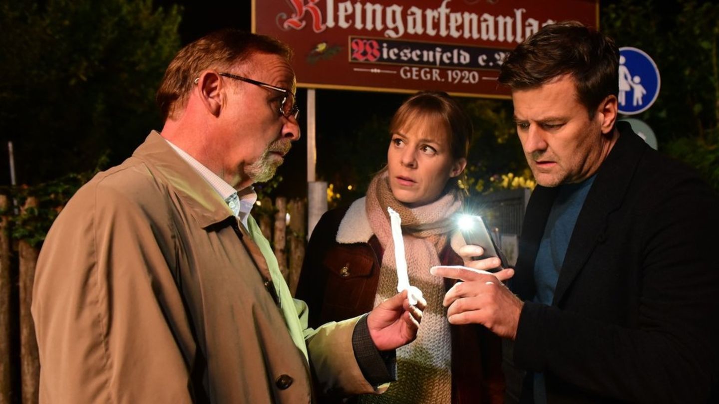 "München Mord: Das Kamel und die Blume": Ludwig Schaller (Alexander Held, l.) fragt Angelika Flierl (Bernadette Heerwagen) und