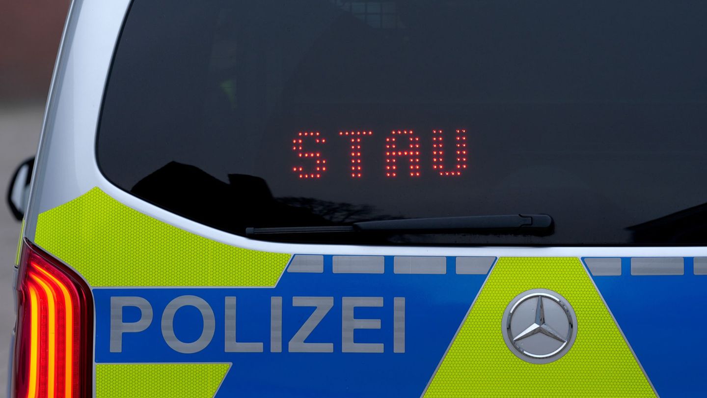 Nach einem Unfall ist die A4 bei Olpe Richtung Köln gesperrt. (Symbolbild) Foto: Marcus Brandt/dpa