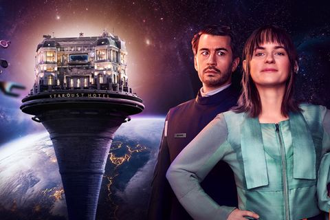 In "Stardust Hotel" erbt Nia (Vanessa Loibl) das titelgebende Grand Hotel und trifft dort auf den besonderen Androiden Adam (David Brizzi).