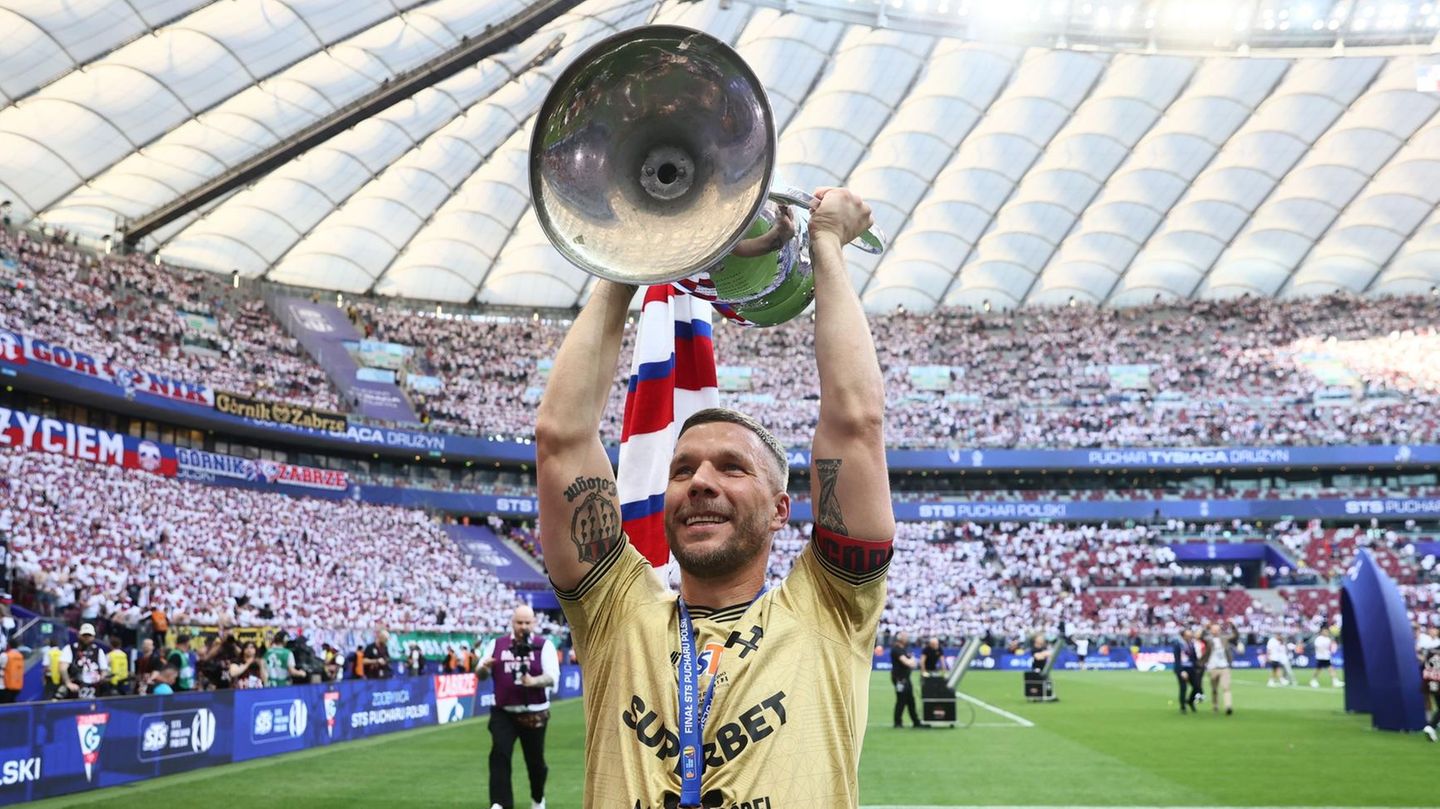 Lukas Podolski jubelt mit der Trophäe nach dem Sieg