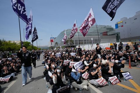 Mitglieder der Gewerkschaft von Samsung Electronics demonstrieren im April vor dem Computerchip-Komplex des Unternehmens im südk