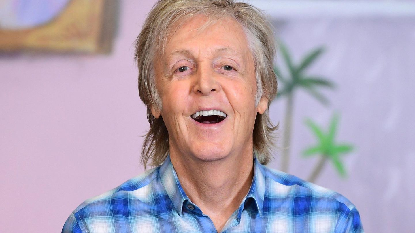 Die Beatles waren bereits Dylan-Fans, als sie das erste Mal nach Amerika kamen. Und Dylan liebte die Fab Four für ihre außergewöhnlichen Songs. Ein Journalist arrangierte ein Treffen zwischen den Pop-Ikonen während der US-Tour der Beatles, bei dem die Liverpooler zum ersten Mal high wurden. Paul McCartney erinnerte sich so:  „Ich weiß nicht, ob er besonders scharf darauf ist, dass ich diese Geschichte erzähle, aber was soll’s. Es trug sich im Delmonico Hotel zu, Park Avenue Ecke 59. Straße in New York, im August 1964. Wir vier waren in unserem Hotelzimmer, als gute englische Jungs tranken wir Scotch und Cola – ich glaube, es war eine Aftershow-Party. Dylan traf ein und er verschwand mit seinem Roadie im Schlafzimmer. Ringo ging hinterher, um zu sehen, was sie machten. Und er entdeckte Dylan, der sich gerade einen Joint gekurbelt hatte, und er nahm einen Zug. Dann kam er zurück und wir fragten: ‚Wie war’s?‘ Und er: ‚Die Zimmerdecke bewegt sich nach unten auf mich zu …‘ Wir alle rannten ins Hinterzimmer und riefen: ‚Gib uns auch was! Gib uns auch was!‘ Das war der allererste Abend, an dem wir stoned waren.“  Und der Rest ist Geschichte: Die Beatles wurden zu Dauerkiffern und prägten mit ihren psychedelischen Songs eine ganze Generation.