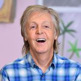 Die Beatles waren bereits Dylan-Fans, als sie das erste Mal nach Amerika kamen. Und Dylan liebte die Fab Four für ihre außergewöhnlichen Songs. Ein Journalist arrangierte ein Treffen zwischen den Pop-Ikonen während der US-Tour der Beatles, bei dem die Liverpooler zum ersten Mal high wurden. Paul McCartney erinnerte sich so:  „Ich weiß nicht, ob er besonders scharf darauf ist, dass ich diese Geschichte erzähle, aber was soll’s. Es trug sich im Delmonico Hotel zu, Park Avenue Ecke 59. Straße in New York, im August 1964. Wir vier waren in unserem Hotelzimmer, als gute englische Jungs tranken wir Scotch und Cola – ich glaube, es war eine Aftershow-Party. Dylan traf ein und er verschwand mit seinem Roadie im Schlafzimmer. Ringo ging hinterher, um zu sehen, was sie machten. Und er entdeckte Dylan, der sich gerade einen Joint gekurbelt hatte, und er nahm einen Zug. Dann kam er zurück und wir fragten: ‚Wie war’s?‘ Und er: ‚Die Zimmerdecke bewegt sich nach unten auf mich zu …‘ Wir alle rannten ins Hinterzimmer und riefen: ‚Gib uns auch was! Gib uns auch was!‘ Das war der allererste Abend, an dem wir stoned waren.“  Und der Rest ist Geschichte: Die Beatles wurden zu Dauerkiffern und prägten mit ihren psychedelischen Songs eine ganze Generation.