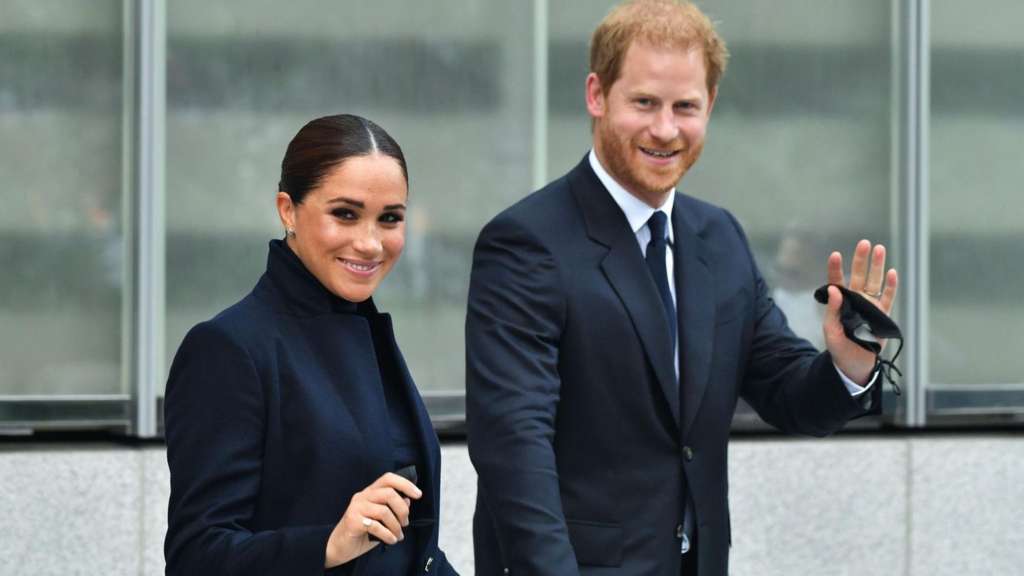 Prinz Harry und Meghan winken in die Kamera