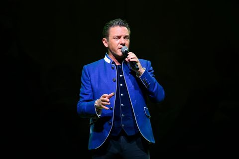 Stefan Mross spricht in ein Mikrofon