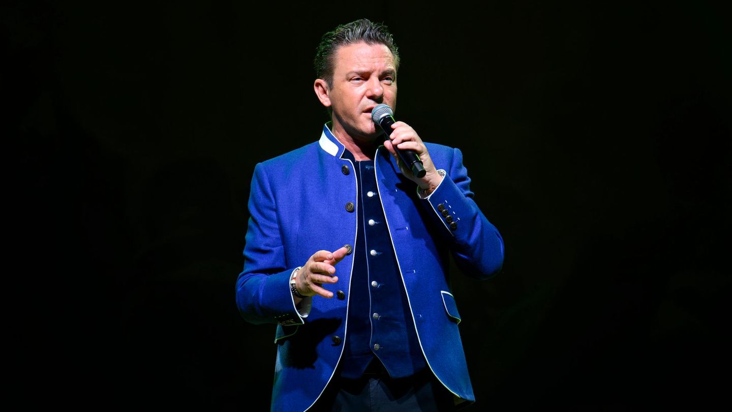 Stefan Mross spricht in ein Mikrofon