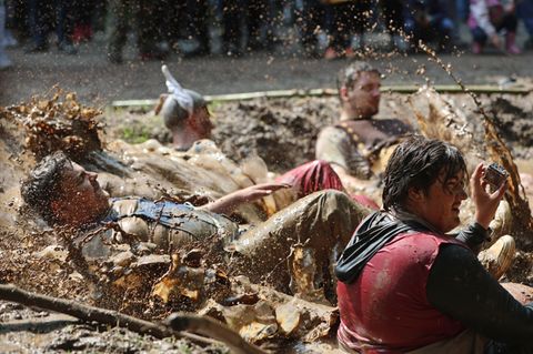 Das Dreckschweinfest gehört in Sachsen-Anhalt zu den Pfingstbräuchen. (Archivbild) Foto: Matthias Bein/dpa