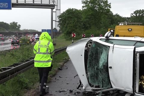 Das Auto der 25-Jährigen überschlug sich bei dem Unfall und blieb auf der Seite liegen. Foto: -/dpa
