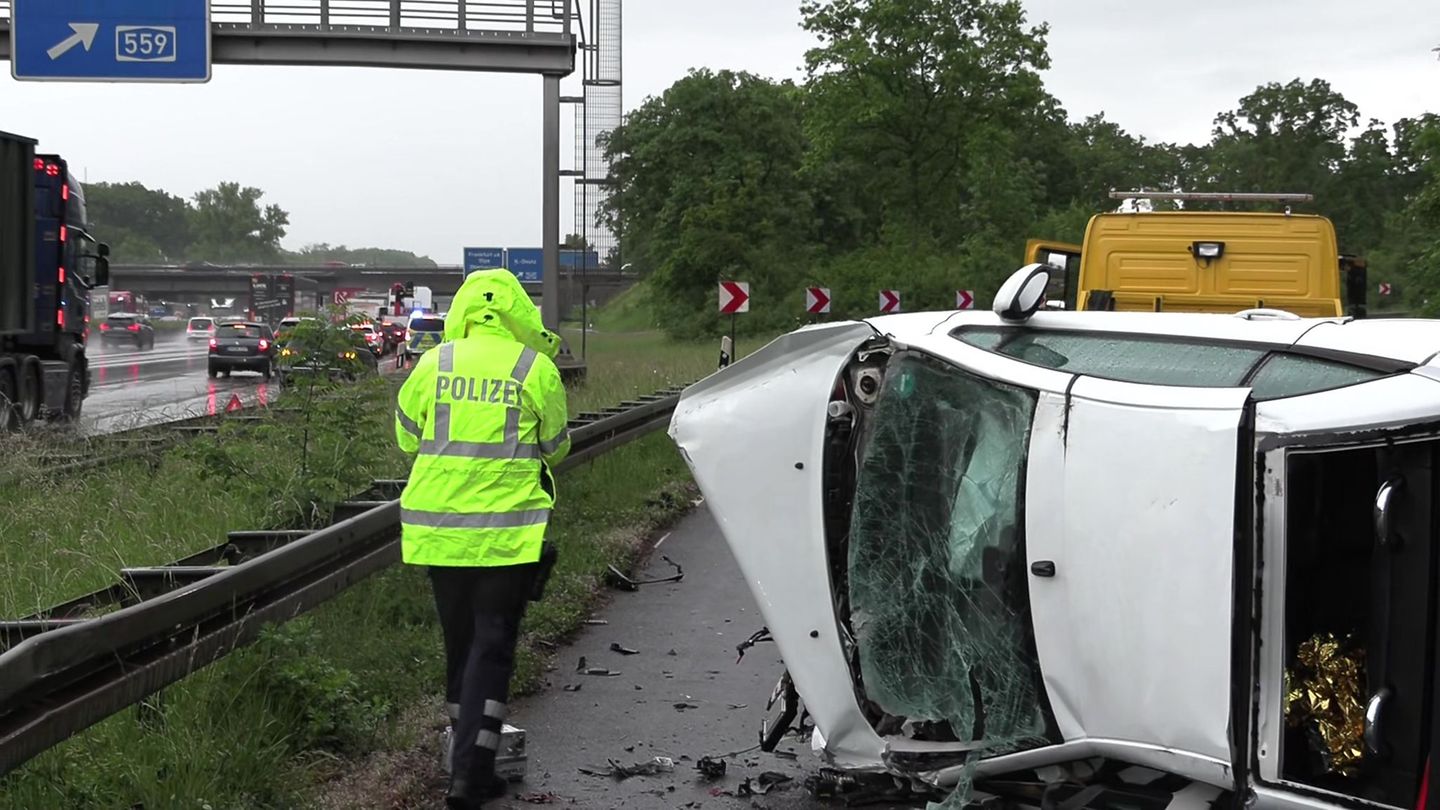 Das Auto der 25-Jährigen überschlug sich bei dem Unfall und blieb auf der Seite liegen. Foto: -/dpa