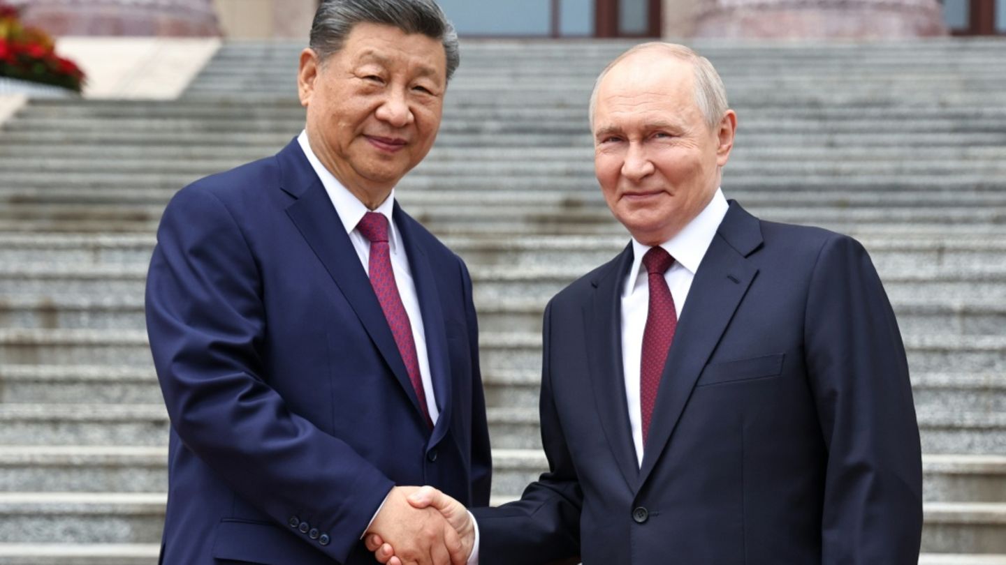 Xi (L) und Putin in Peking