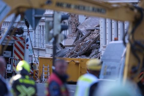 Die Helfer suchen nach dem Hauseinsturz in Görlitz noch immer nach Vermissten. Foto: Sebastian Willnow/dpa