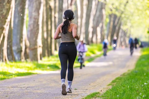 Eine Joggerin. Der Sport beugt auch Herz-Kreislauf-Erkrankungen vor