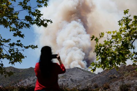 Die Feuerwehr kämpft gegen mehrere Brände im Süden Kaliforniens. Foto: Caroline Brehman/FR172323 AP/AP/dpa
