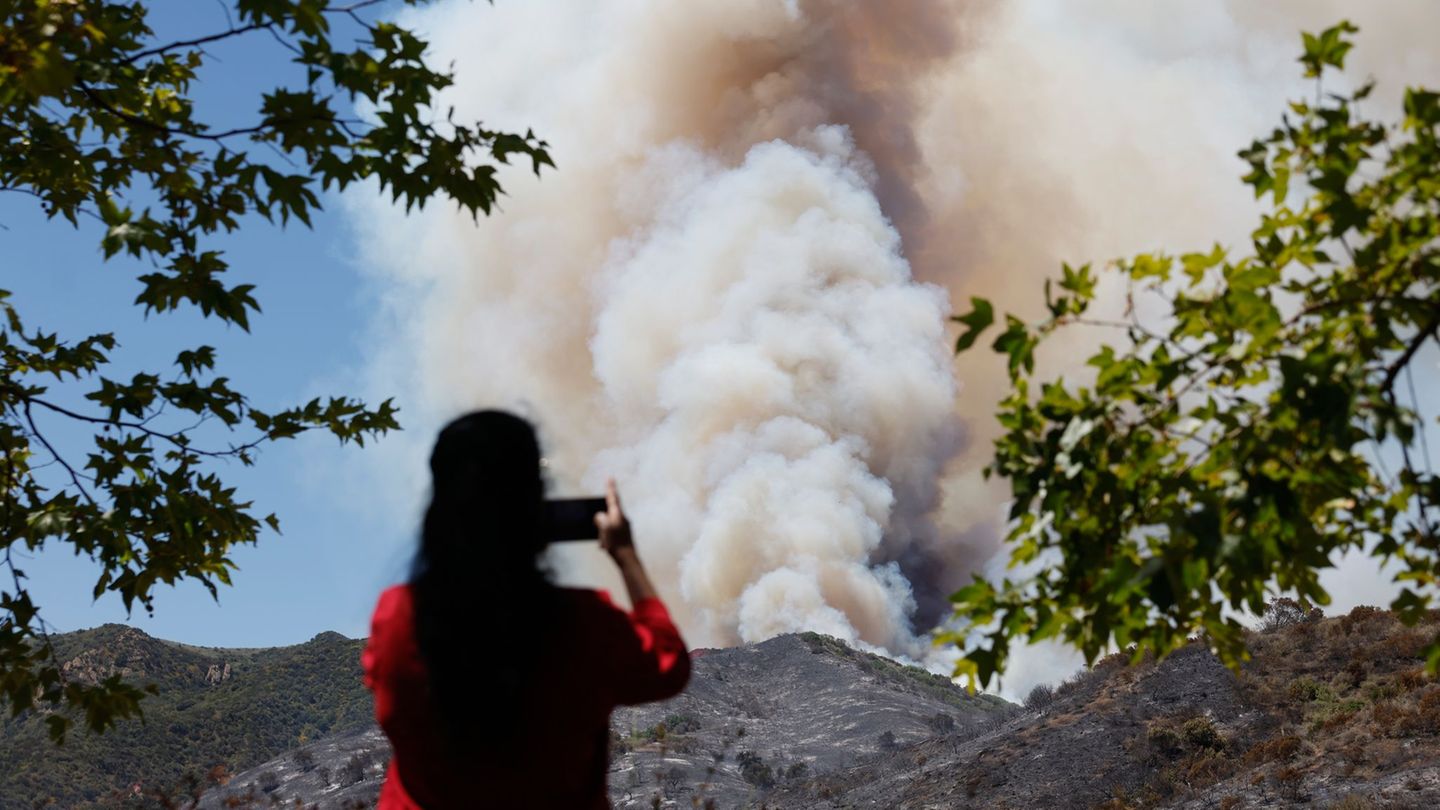 Die Feuerwehr kämpft gegen mehrere Brände im Süden Kaliforniens. Foto: Caroline Brehman/FR172323 AP/AP/dpa