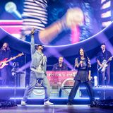 Die Band Aqua performt auf der Bühne