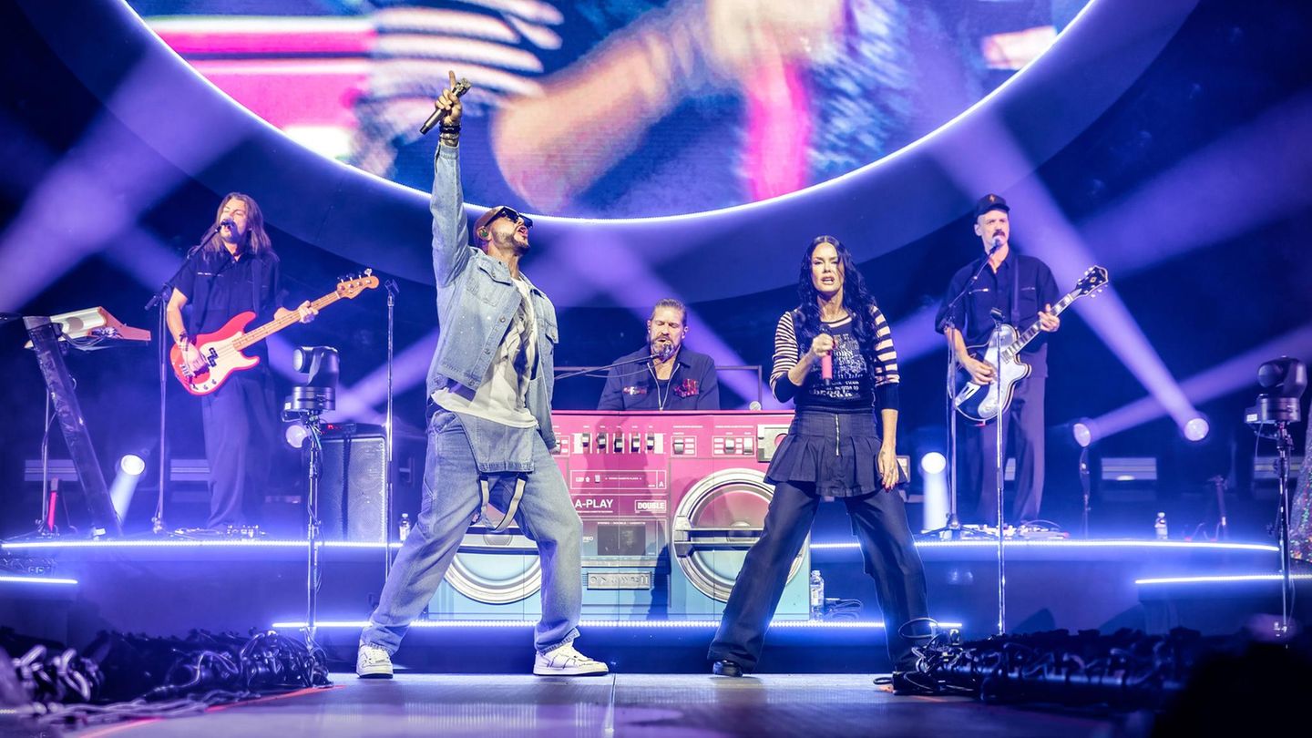 Die Band Aqua performt auf der Bühne