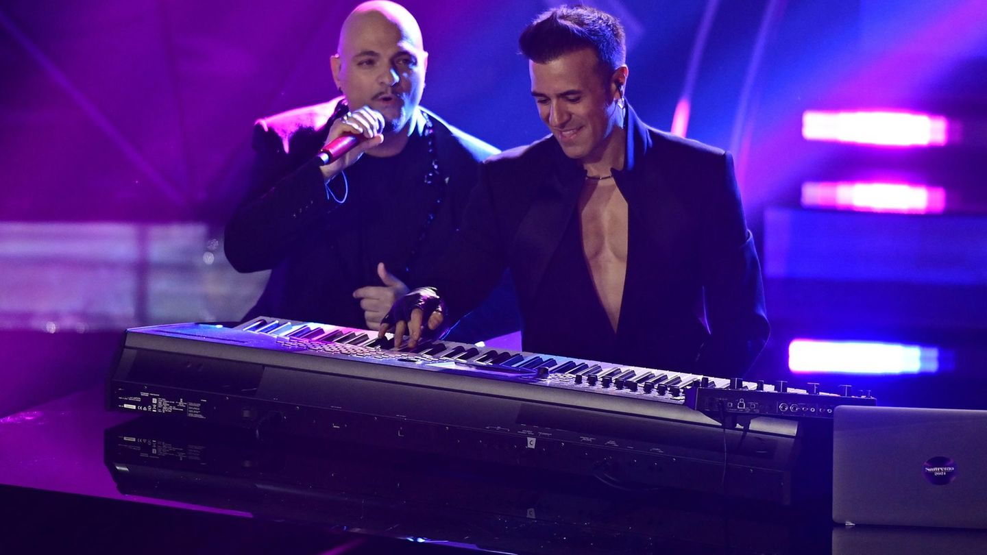 Die Band Eiffel 65 steht auf der Bühne und singt