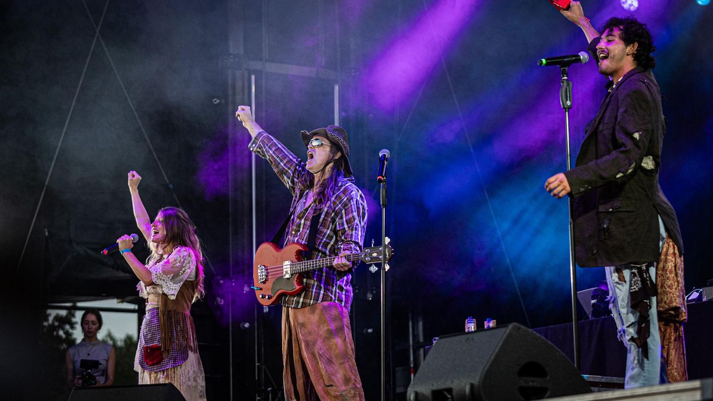 Die Band Rednex performt auf der Bühne
