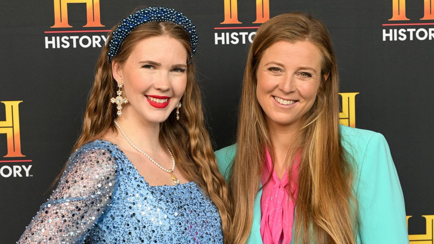 Melina Hoischen alias "Miss History" (links) ist gemeinsam mit Sportjournalist Marcel Reif Schirmherrin des History-Awards. Nina Eichinger (rechts) moderierte die Veranstaltung.