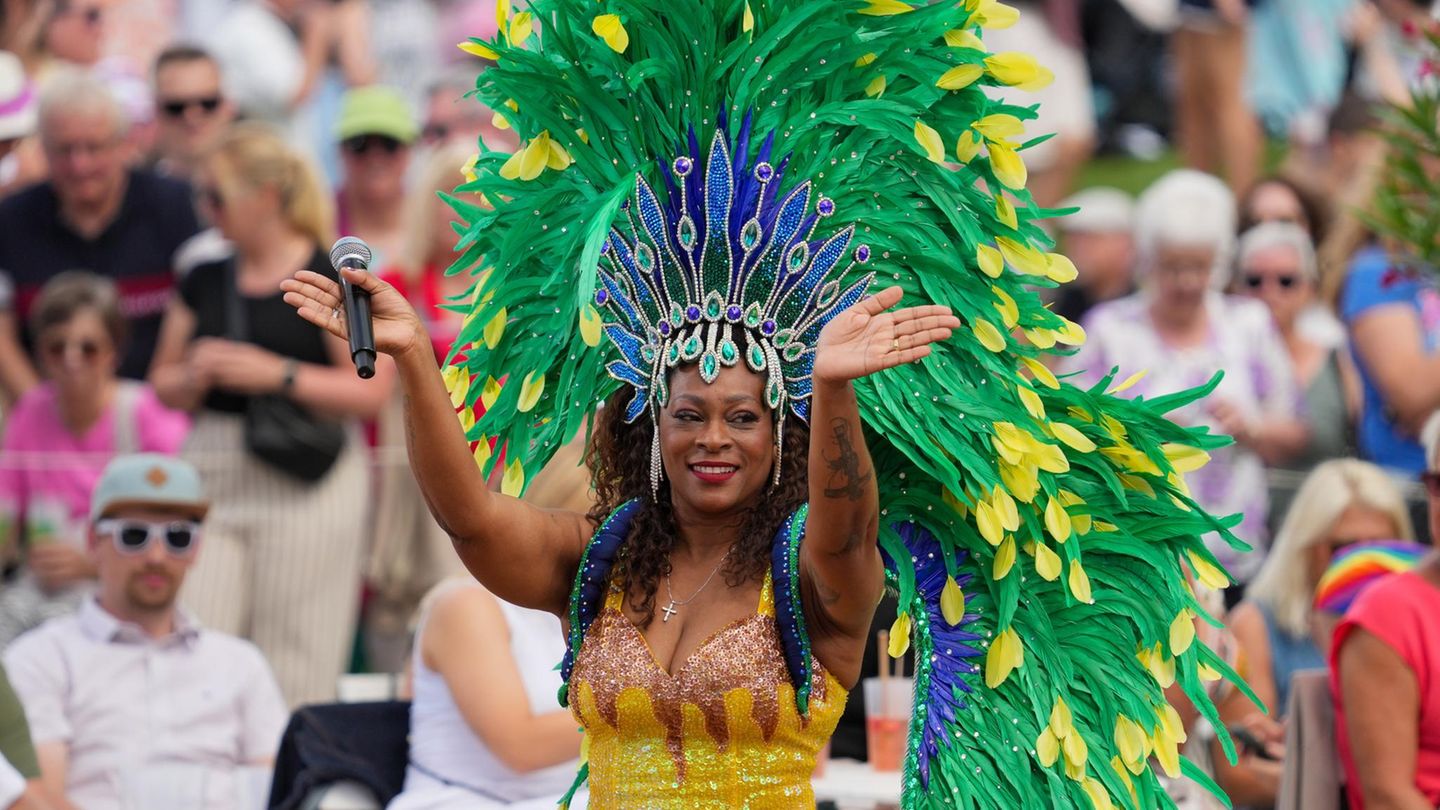 Dandara Santos-Silva in einem brasilianischen Karnevalskostüm