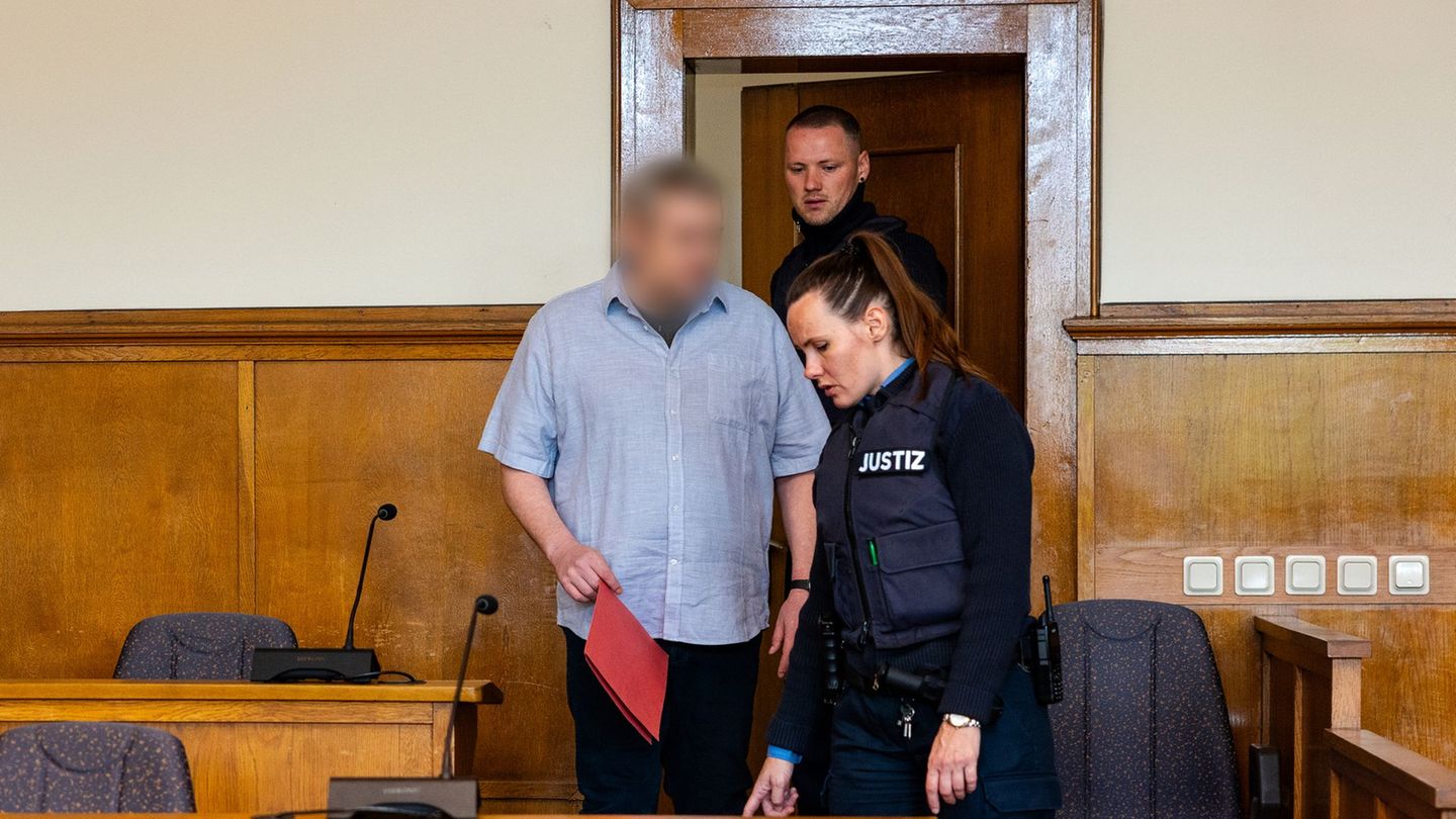 Zum Prozessauftakt wurde die Anklage verlesen. Foto: Laszlo Pinter/dpa