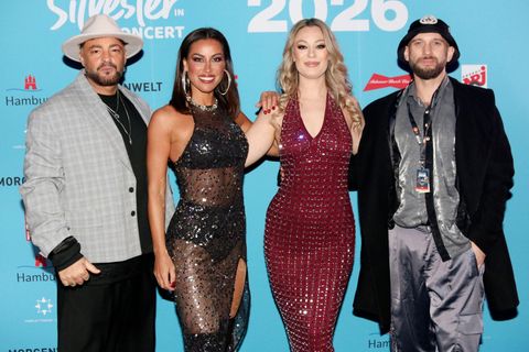 Die Band ATC vor der blauen Fotowand bei der ZDF Sylvester Show