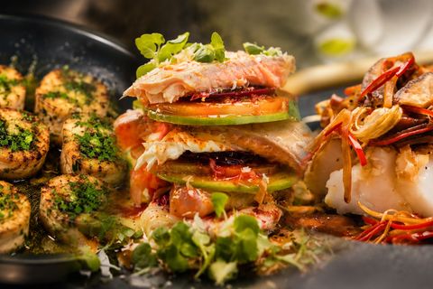 Drei lecker aussehende Gerichte nebeneinander angeordnet