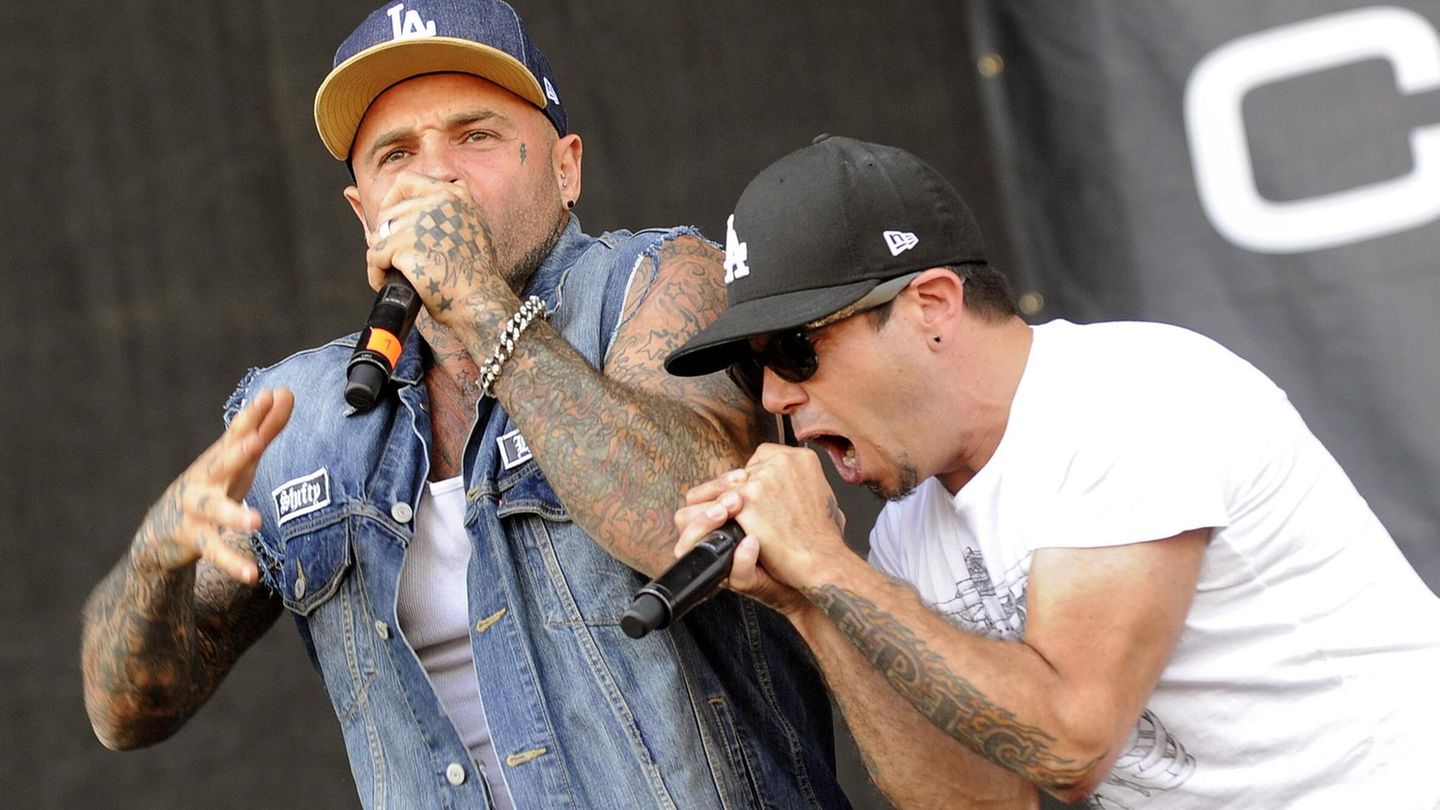 Die Musiker der Band Crazy Town singen in Mikros