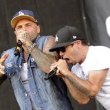 Die Musiker der Band Crazy Town singen in Mikros