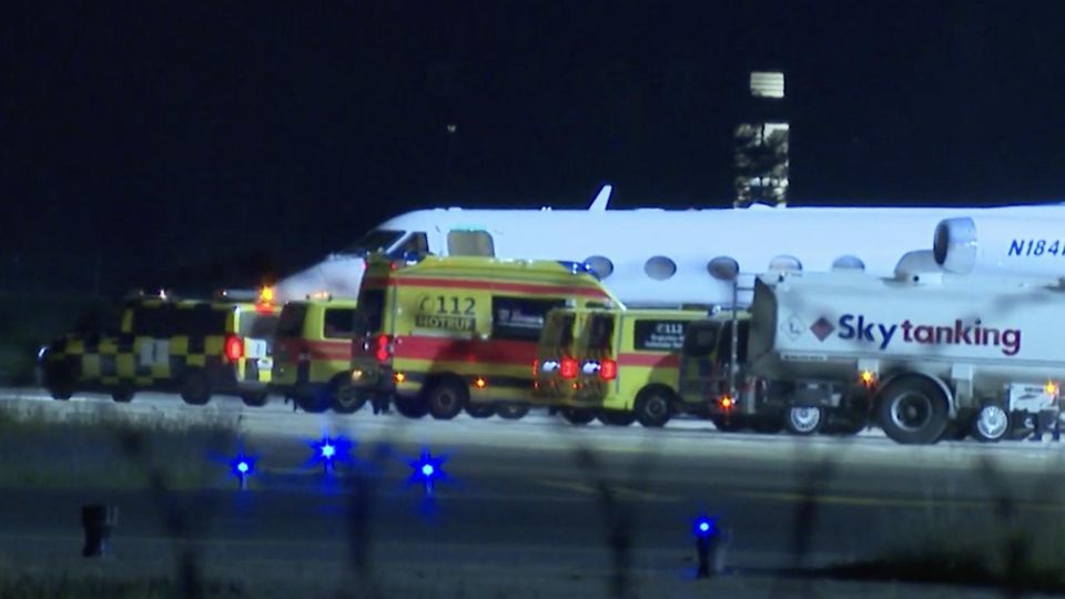 Ein Flugzeug und Rettungsfahrzeuge in Berlin