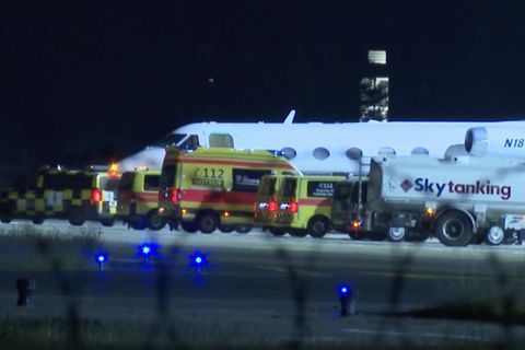 Ein Flugzeug und Rettungsfahrzeuge in Berlin