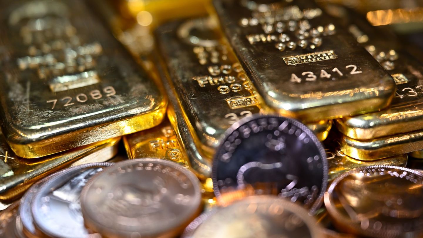 Um geschätzte 300.000 Euro in Goldmünzen haben unbekannte Betrüger einen 91-Jährigen gebracht. (Symbolbild) Foto: Sven Hoppe/dpa