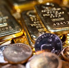 Um geschätzte 300.000 Euro in Goldmünzen haben unbekannte Betrüger einen 91-Jährigen gebracht. (Symbolbild) Foto: Sven Hoppe/dpa