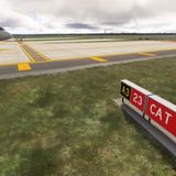 Ein Airbus 320 steht auf dem Flughafen vor vor dem Rollhalt CAT