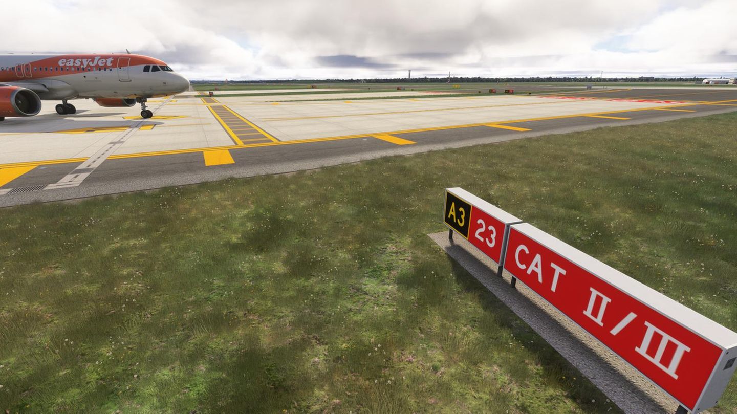 Ein Airbus 320 steht auf dem Flughafen vor vor dem Rollhalt CAT