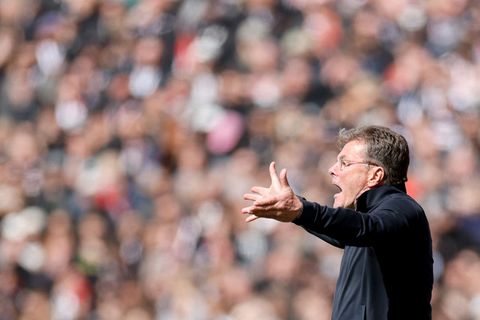 Gibt in Wolfsburg die Richtung vor: Trainer Dieter Hecking. Foto: Philipp Szyza/dpa