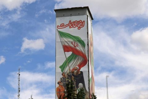 Poster mit iranischer Flagge in Teheran