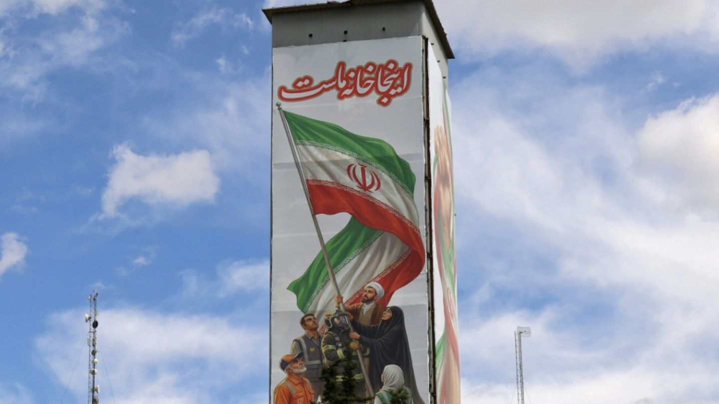 Poster mit iranischer Flagge in Teheran
