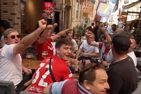 Fans des SC Freiburg feiern in den Straßen Istanbuls