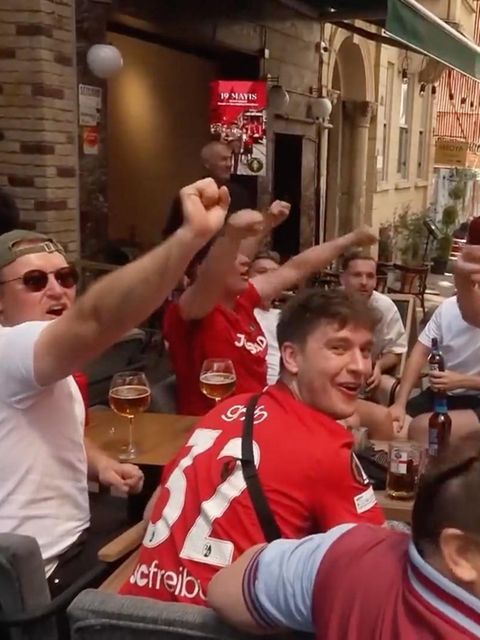 Fans des SC Freiburg feiern in den Straßen Istanbuls