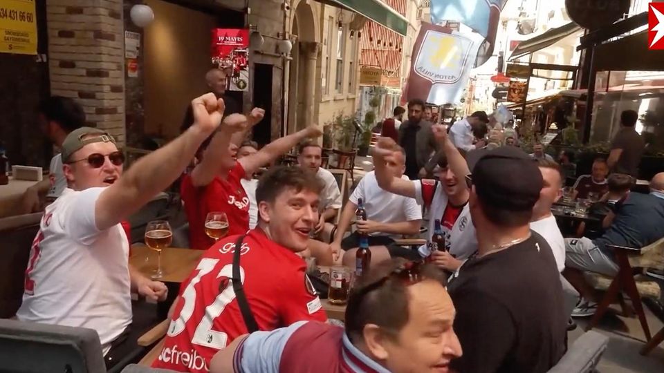 Fans des SC Freiburg feiern in den Straßen Istanbuls