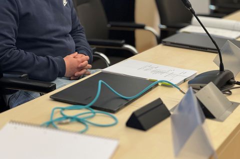 Im Prozess wegen des Anschlags auf eine Wohnung für Flüchtlinge im Ilm-Kreis sind Details aus Durchsuchungen bei den Angeklagten