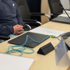 Im Prozess wegen des Anschlags auf eine Wohnung für Flüchtlinge im Ilm-Kreis sind Details aus Durchsuchungen bei den Angeklagten