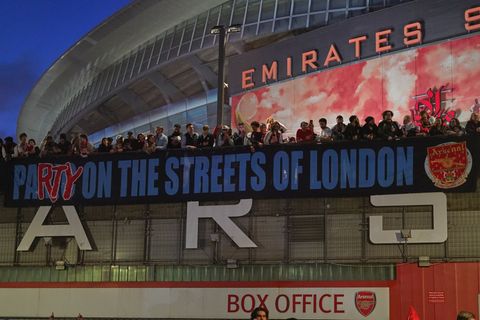Arsenal-Fans zeigen nach dem Titelgewinn ein Banner am Stadion: "Party auf Londons Straßen" Foto: Alberto Pezzali/AP/dpa